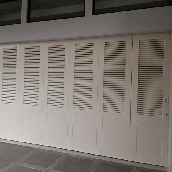 Minimalis Louvre
Warna : 102 (ivory)
